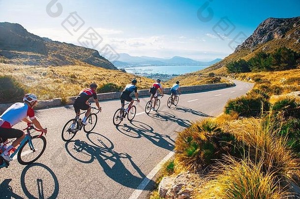 集团骑<strong>自行车</strong>的人骑路<strong>自行车</strong>美丽的自然日落光海背景