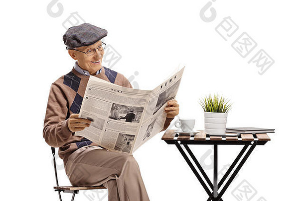 高级坐着咖啡表格阅读报纸孤立的白色背景