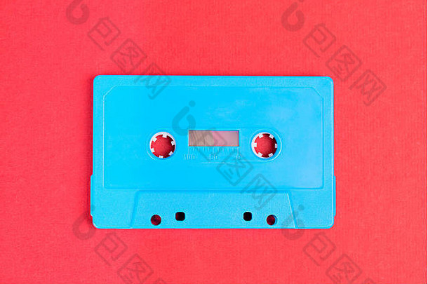 复古的蓝色的音频盒式磁带磁带红色的纸背景