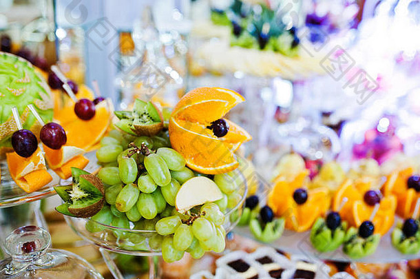 优雅婚礼接待表格食物装饰白色葡萄橙色水果