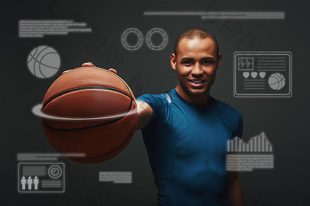 肖像英俊的篮球球员蓝色的t恤站黑暗背景相机篮球焦点游戏概念图形画