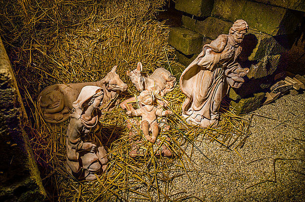 雕像圣诞节基督诞生场景祝福维珍玛丽圣约瑟夫看神圣的孩子耶稣吃稻草驴气候变暖