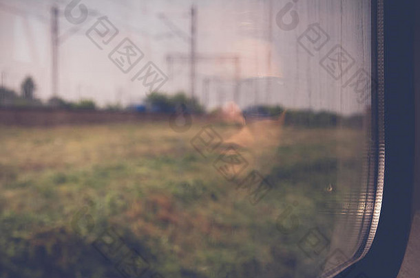 神秘的女人脸黑色的太阳镜反映了窗口旅行火车怀旧时刻概念
