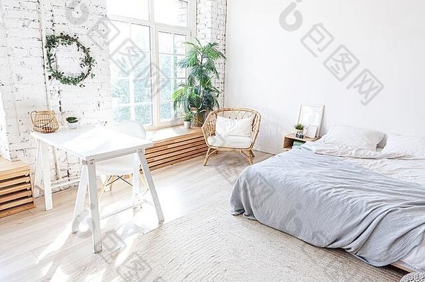 时尚的阁楼卧室室内宽敞的设计公寓光墙大窗户大床上清洁现代装饰优雅的家具极简主义斯堪的那维亚风格
