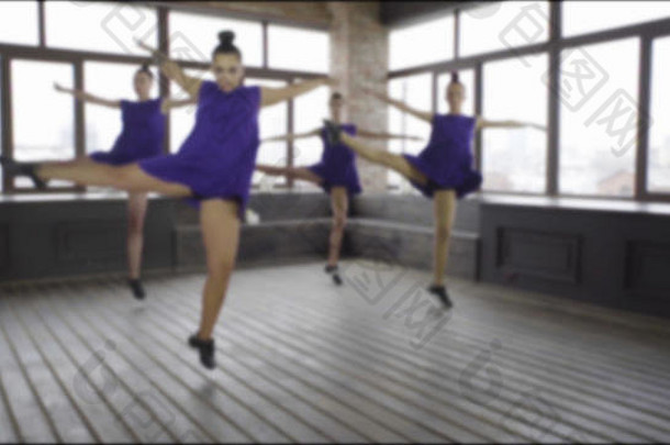 跳舞女孩房间阁楼风格美丽的女孩跳舞蓝色的礼服阁楼设计女孩练习瑜伽概念跳舞锻炼绿色木阁楼工作室背景一边视图模糊