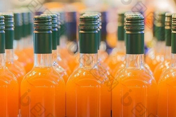 关闭玻璃瓶填满橙色彩色的含<strong>酒</strong>精的喝桃子杏橙色类似的味道甜蜜的