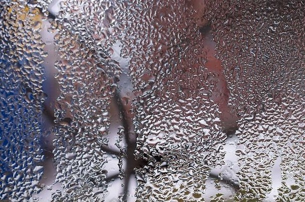 水滴玻璃窗口关闭模糊背景滴宏冷凝物窗口特写镜头湿空气