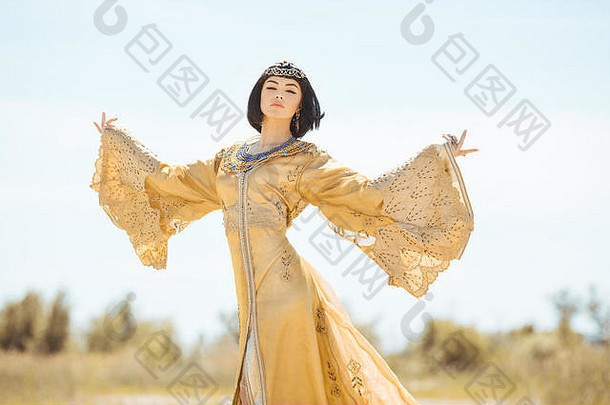 美丽的女人埃及女王克利奥帕特拉沙漠户外