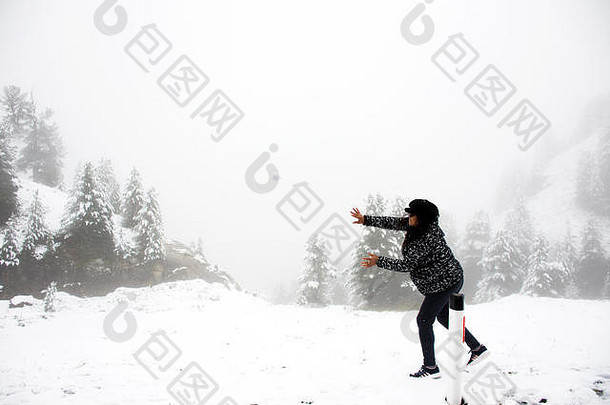 亚洲泰国女人玩雪球前山考纳格拉特自然公园下雪提洛尔奥地利