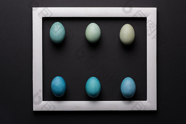 快乐复活节黑色的白色背景Diy染色阴影蓝色的复活节鸡蛋摘要最小的概念