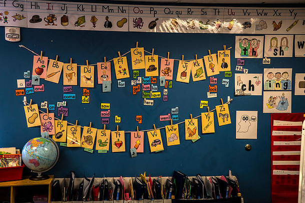 幼儿园教室显示教学艾滋病字母卡片