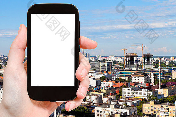 旅行概念手持有智能手机减少屏幕城市发展背景