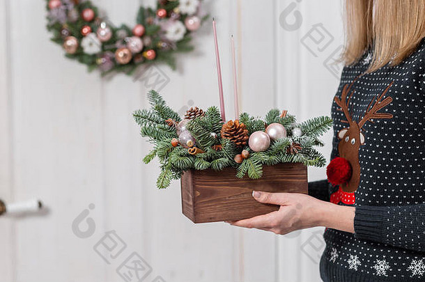 年轻的女人持有圣诞节木盒子冷杉分支机构假期一年庆祝活动