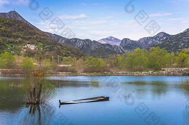 沉木渔夫船海岸湖斯卡达尔virpazar黑山共和国