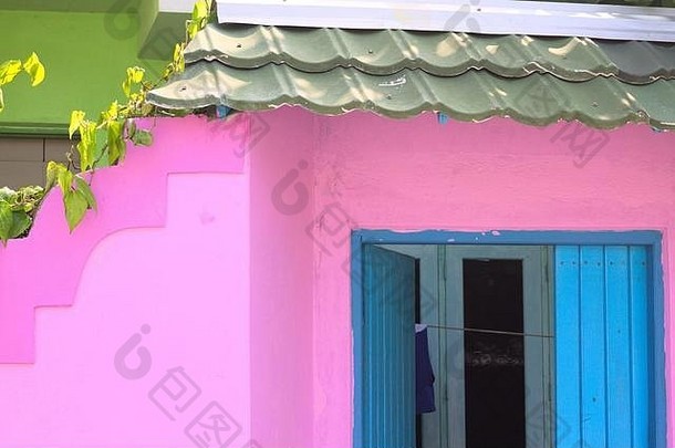 蓝色的窗口粉红色的房子阿里环礁马尔代夫