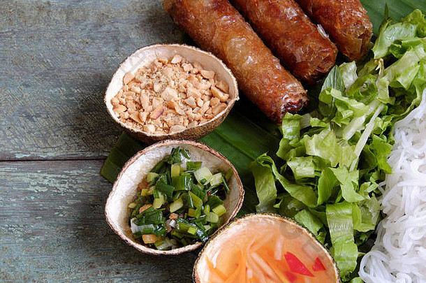 越南食物春天卷父亲先生烤肉美味的炸食物吃好沙拉鱼酱汁越南吃
