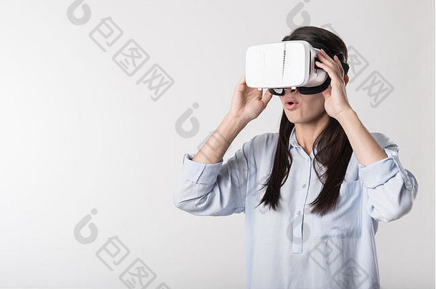 快乐的女人虚拟现实设备