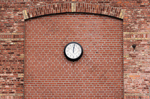 时钟砖墙