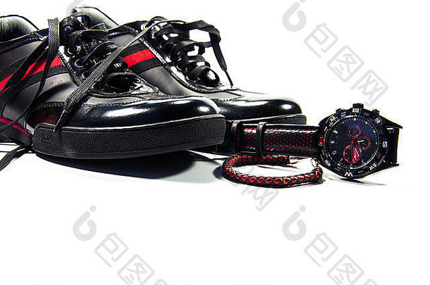 黑色的但鞋子红色的条纹看手镯孤立的白色背景