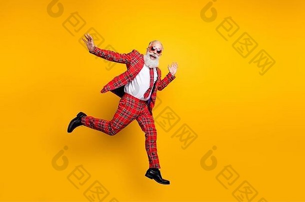 完整的长度照片有趣的赶时髦的人爷爷白色胡子的家伙跳高令人兴奋的旅行穿格子红色的夹克领带裤子装孤立的黄色的明亮的