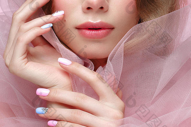 美丽的女孩光化妆温柔的修指甲粉红色的衣服美脸设计指甲