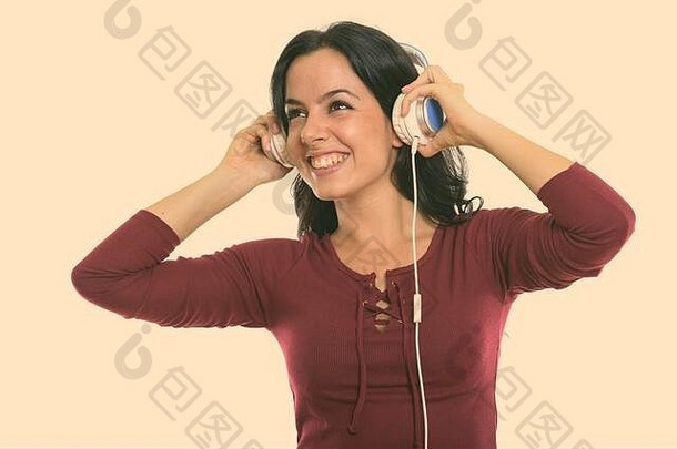 深思熟虑的快乐西班牙语女人微笑听音乐