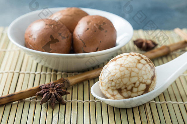硬煮熟的中国人大理石的茶鸡蛋