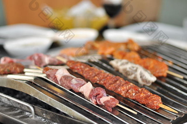 传统的塞浦路斯梅兹混合肉鸡烤肉串表格木炭烧烤表格烹饪吃时间