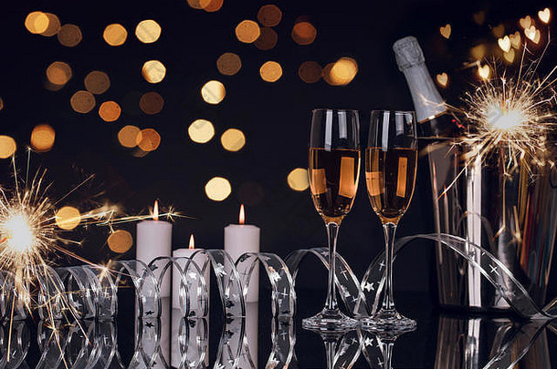 酒眼镜香槟瓶罗马焰火筒圣诞节装饰黑色的背景复制空间快乐圣诞节快乐一年巴克