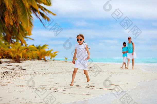 可爱的女孩家庭热带海滩假期