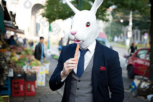 兔子面具男人。胡萝卜城市
