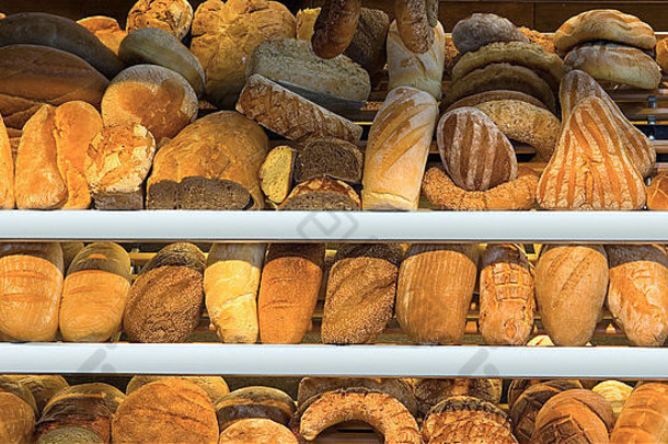 集面包面包店架子上