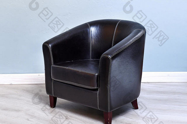 时尚的黑色的皮革扶手椅现代房间
