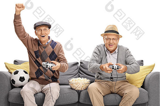 老年人玩足球视频游戏坐着沙发上孤立的白色背景