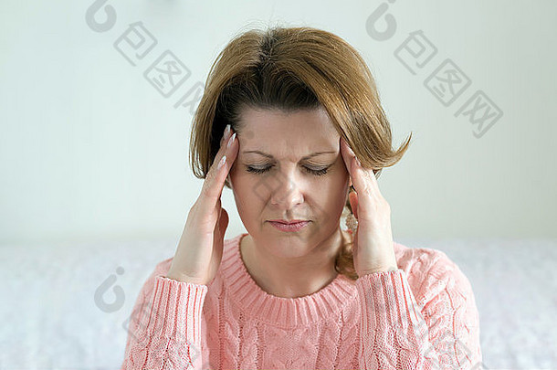 女人持有手头抑郁症疼痛偏头痛