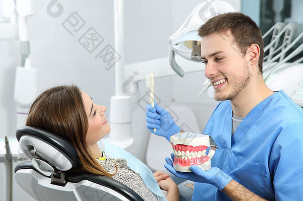快乐牙医解释牙齿刷牙过程病人办公室