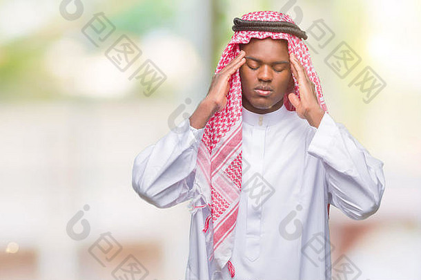 年轻的阿拉伯语非洲男人。穿传统的阿拉伯人的头巾孤立的背景手头疼痛头压力痛苦偏头痛