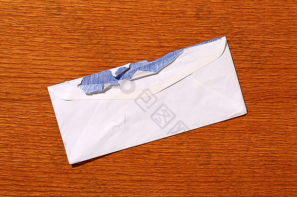 邮政邮件信封撕裂开放棕色（的）木粒度的背景