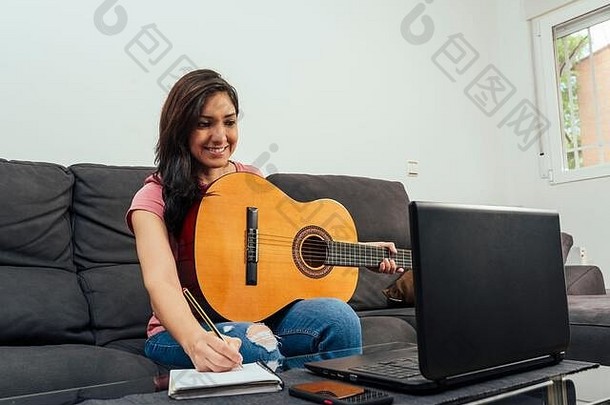 女人采取吉他教训笔记在线在线学习概念