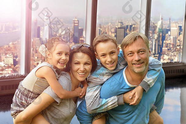肖像快乐家庭摆姿势现代城市景观背景