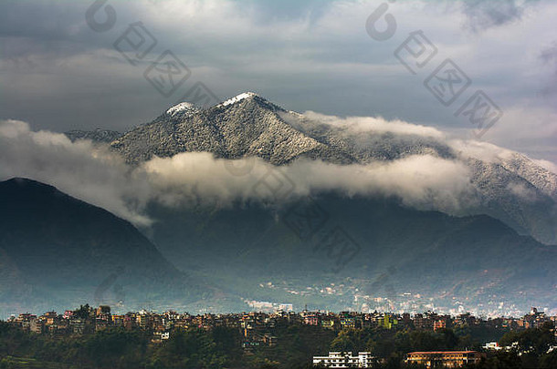 降雪雪覆盖山选择加德满都尼泊尔2月