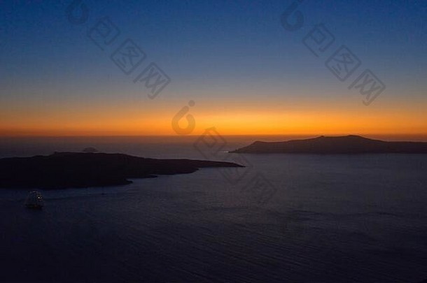 日落圣托里尼岛火山口视图fira希腊