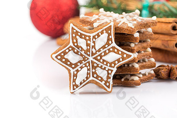 明星形状圣诞节姜饼饼干孤立的白色背景
