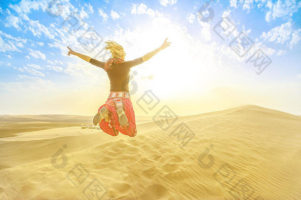 内陆海景观主要旅游目的地卡塔尔女人旅行者跳沙子沙丘卡塔尔沙漠日落快乐高加索人旅游