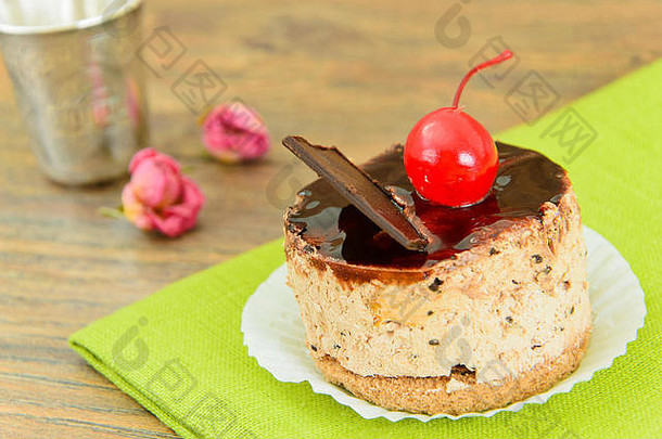 蛋糕樱桃巧克力蛋糕木背景