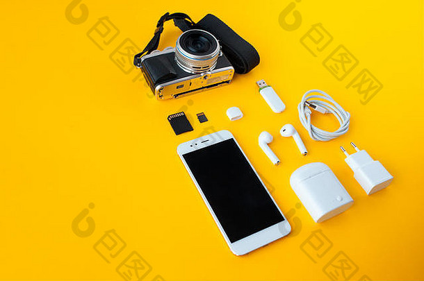 集博主内容制造商旅行者mirrorless相机智能<strong>手机配件</strong>黄色的背景