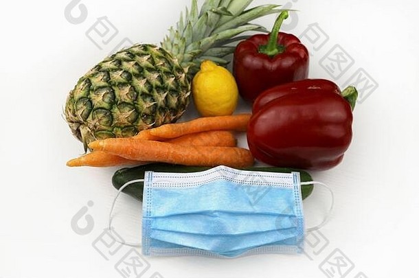 新鲜的健康的食物蔬菜水果医疗面具预防医疗外科手术面具卫生保护概念冠状病毒疾病