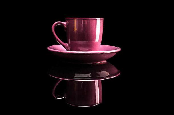 粉红色的杯孤立的黑色的背景反射
