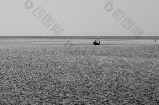 摘要黑色的白色最小的概念图像孤独的钓鱼船浮动海