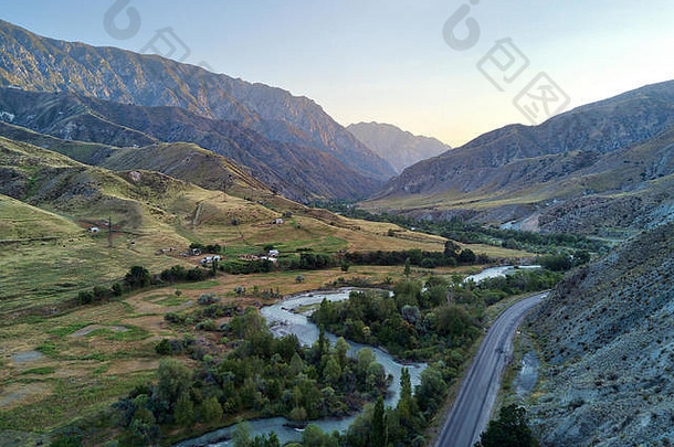 较低的纳伦河峡谷吉尔吉斯斯坦8月